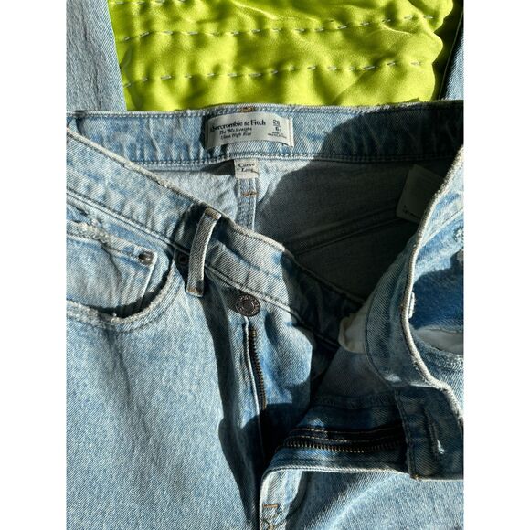 Abercrombie Curve Love 90s Straight Ultra High Rise Jeans Size 6 Short EUC - Picture 4 of 4